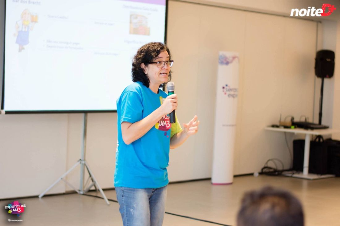Fernanda Brecht apresentando o pitch no Hackathon Serasa Experiance Jam 3, 2017